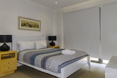 Torquay Golf Retreats - Pool, Beach, Tennis, Golf - Food Delivery Shop 8