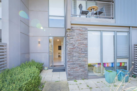 Stylish 3 Bedroom Townhouse - Free Parking - Food Delivery Shop 0