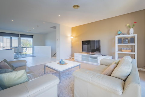 Stylish 3 Bedroom Townhouse - Free Parking - Food Delivery Shop 1