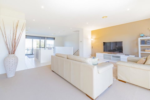 Stylish 3 Bedroom Townhouse - Free Parking - Food Delivery Shop 4