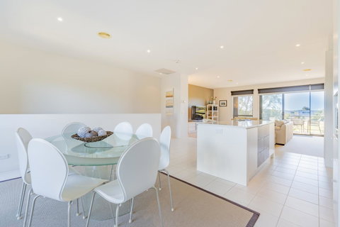 Stylish 3 Bedroom Townhouse - Free Parking - Food Delivery Shop 14
