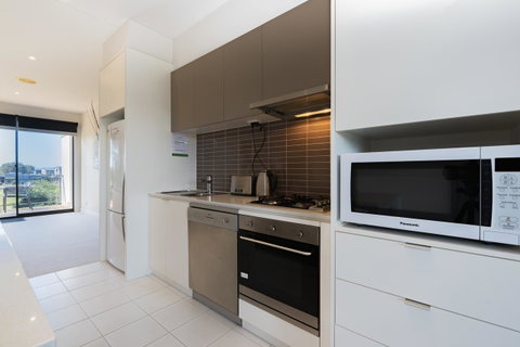 Stylish 3 Bedroom Townhouse - Free Parking - Food Delivery Shop 10