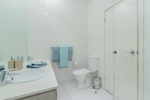 Stylish 3 Bedroom Townhouse - Free Parking - Food Delivery Shop 18
