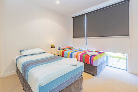 Stylish 3 Bedroom Townhouse - Free Parking - Food Delivery Shop 8