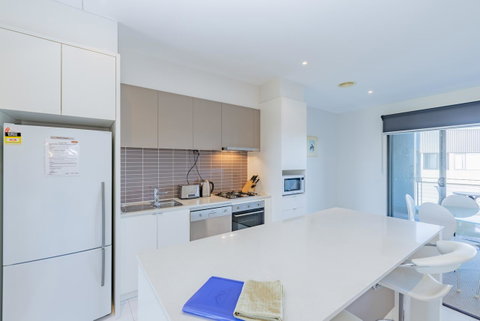 Stylish 3 Bedroom Townhouse - Free Parking - Food Delivery Shop 11