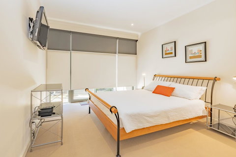 Stylish 3 Bedroom Townhouse - Free Parking - Food Delivery Shop 19