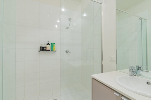 Stylish 3 Bedroom Townhouse - Free Parking - Food Delivery Shop 17