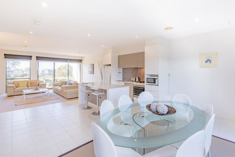 Stylish 3 Bedroom Townhouse - Free Parking - Food Delivery Shop 2