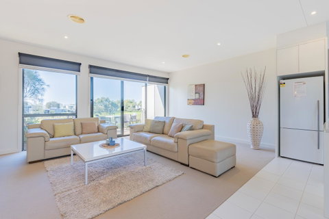 Stylish 3 Bedroom Townhouse - Free Parking - Food Delivery Shop 16