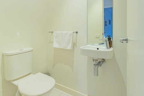 Stylish 3 Bedroom Townhouse - Free Parking - Food Delivery Shop 22