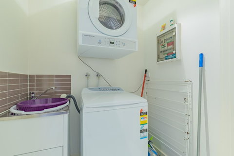 Stylish 3 Bedroom Townhouse - Free Parking - Food Delivery Shop 21