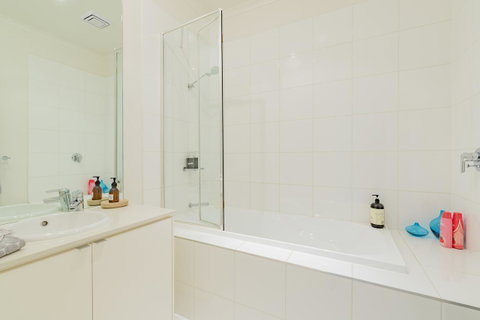 Stylish 3 Bedroom Townhouse - Free Parking - Food Delivery Shop 23