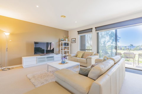 Stylish 3 Bedroom Townhouse - Free Parking - Food Delivery Shop 9