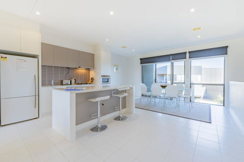 Stylish 3 Bedroom Townhouse - Free Parking - Food Delivery Shop 3