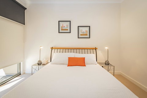Stylish 3 Bedroom Townhouse - Free Parking - Food Delivery Shop 6