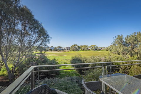 Stylish 3 Bedroom Townhouse - Free Parking - Food Delivery Shop 12