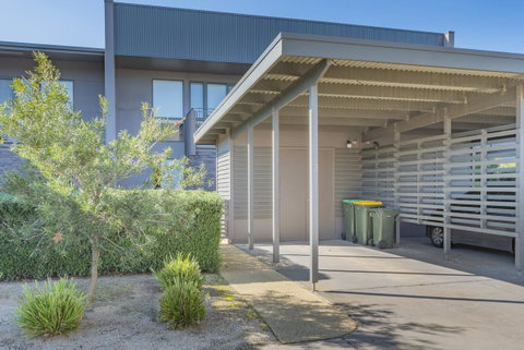 Stylish 3 Bedroom Townhouse - Free Parking - Food Delivery Shop 24