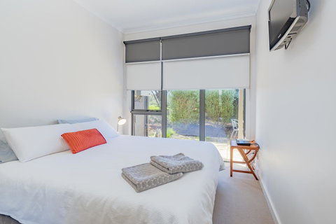 Stylish 3 Bedroom Townhouse - Free Parking - Food Delivery Shop 7