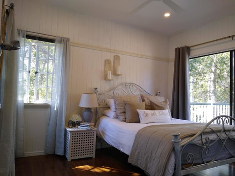 Lake Weyba Noosa Lodge & Kangaroos - Food Delivery Shop 1