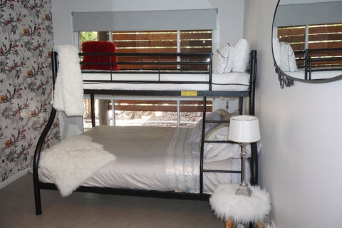 Airlie Beach Eco Cabins - Adults Only - Food Delivery Shop 17