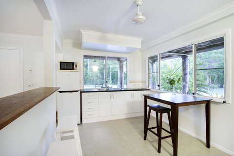 Airlie Beach Eco Cabins - Adults Only - Food Delivery Shop 37