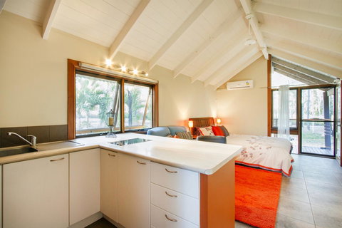 Airlie Beach Eco Cabins - Adults Only - Food Delivery Shop 12