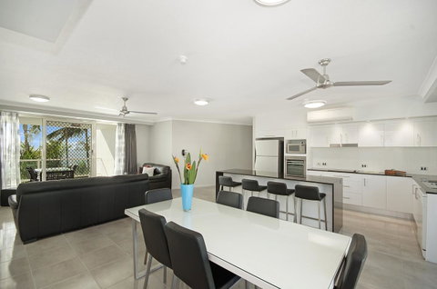 Mariners North Holiday Apartments - Food Delivery Shop 40