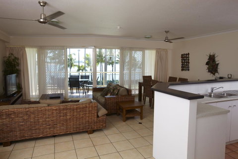 Mariners North Holiday Apartments - Food Delivery Shop 31