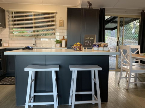 Bed & Breakfast 1 Bedroom Guest House - Food Delivery Shop 12
