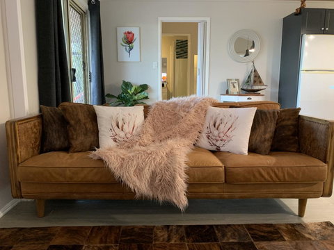 Bed & Breakfast 1 Bedroom Guest House - Food Delivery Shop 26