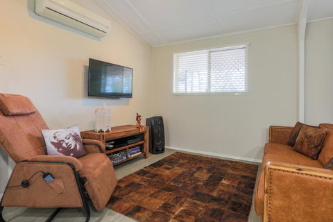Bed & Breakfast 1 Bedroom Guest House - Food Delivery Shop 24