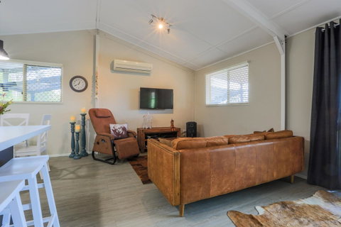 Bed & Breakfast 1 Bedroom Guest House - Food Delivery Shop 25