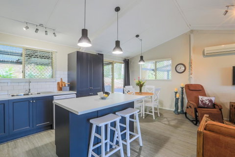 Bed & Breakfast 1 Bedroom Guest House - Food Delivery Shop 9
