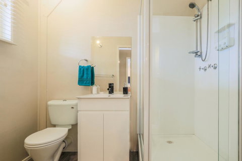 Bed & Breakfast 1 Bedroom Guest House - Food Delivery Shop 6