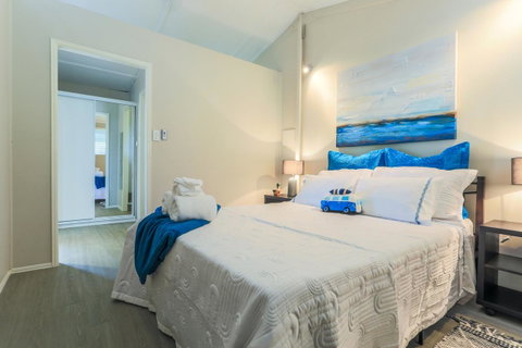 Bed & Breakfast 1 Bedroom Guest House - Food Delivery Shop 5