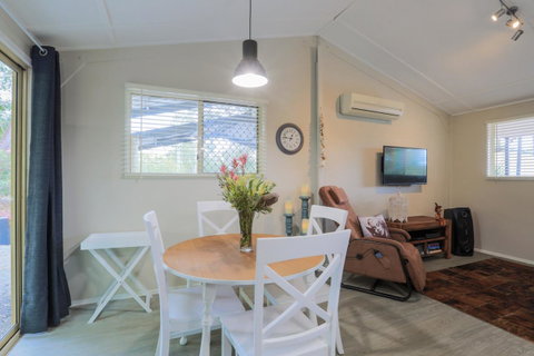 Bed & Breakfast 1 Bedroom Guest House - Food Delivery Shop 23