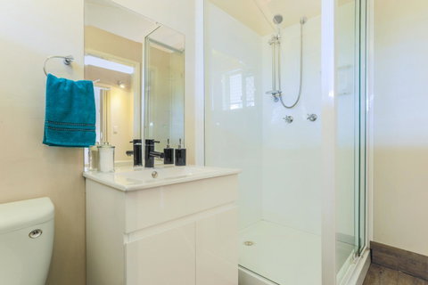 Bed & Breakfast 1 Bedroom Guest House - Food Delivery Shop 7