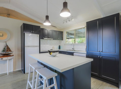 Bed & Breakfast 1 Bedroom Guest House - Food Delivery Shop 15