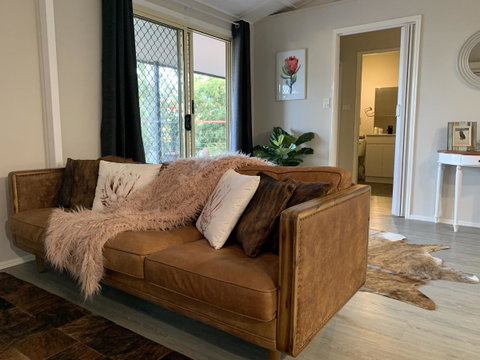 Bed & Breakfast 1 Bedroom Guest House - Food Delivery Shop 27