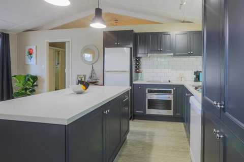 Bed & Breakfast 1 Bedroom Guest House - Food Delivery Shop 14