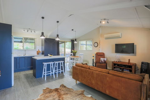 Bed & Breakfast 1 Bedroom Guest House - Food Delivery Shop 0