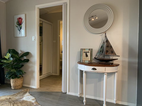 Bed & Breakfast 1 Bedroom Guest House - Food Delivery Shop 8