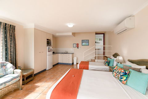 Sunlit Waters Studio Apartments - Food Delivery Shop 41