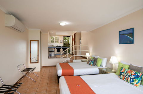 Sunlit Waters Studio Apartments - Food Delivery Shop 29
