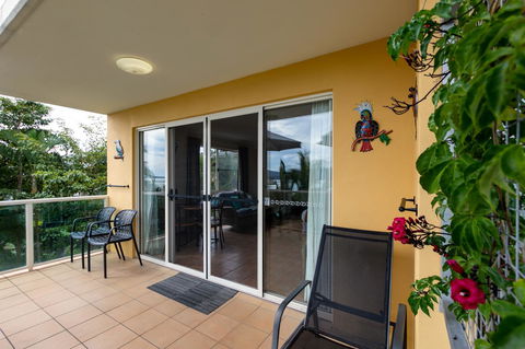 Sunlit Waters Studio Apartments - Food Delivery Shop 32