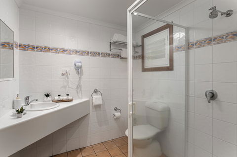 Sunlit Waters Studio Apartments - Food Delivery Shop 11