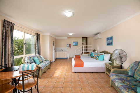 Sunlit Waters Studio Apartments - Food Delivery Shop 42