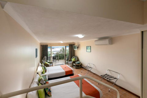 Sunlit Waters Studio Apartments - Food Delivery Shop 24