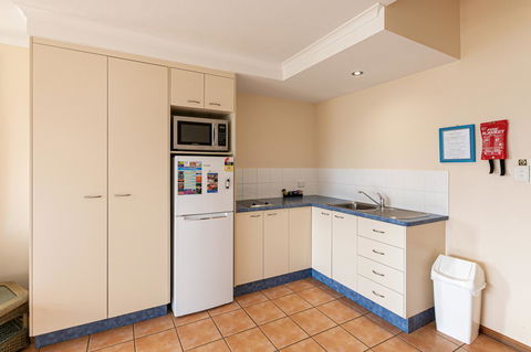 Sunlit Waters Studio Apartments - Food Delivery Shop 40