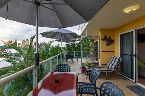 Sunlit Waters Studio Apartments - Food Delivery Shop 22
